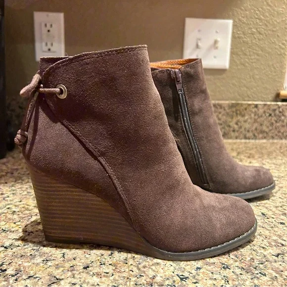 Lucky Brand Yamina Wedge Ankle Bootie. EUC. - Picture 1 of 6